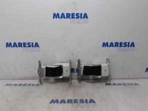 Used Rear door hinge, left Renault Trafic (1FL/2FL/3FL/4FL) 1.6 dCi 90 Price € 48,40 Inclusive VAT offered by Maresia Parts