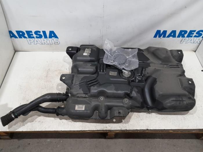Begagnade Tank Opel Vivaro 1.6 CDTI 90 Pris € 181,49 Inklusive moms erbjuds av Maresia Parts