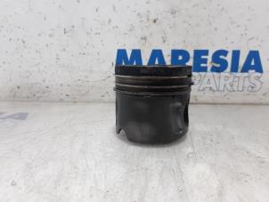 Kolben van een Fiat Doblo Cargo (263) 1.3 MJ 16V DPF Euro 5 2013