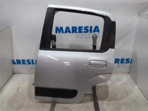Używane Drzwi lewe tylne wersja 4-drzwiowa Fiat Panda (312) 0.9 TwinAir Turbo 85 Cena € 262,50 Procedura marży oferowane przez Maresia Parts