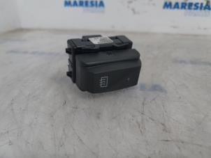 Used Rear window heating switch Opel Vivaro 1.6 CDTI 90 Price € 12,10 Inclusive VAT offered by Maresia Parts