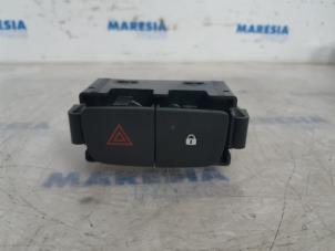 Used Panic lighting switch Opel Vivaro 1.6 CDTI 90 Price € 12,10 Inclusive VAT offered by Maresia Parts
