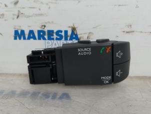 Used Steering wheel mounted radio control Opel Vivaro 1.6 CDTI 90 Price € 24,20 Inclusive VAT offered by Maresia Parts