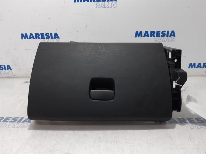 Begagnade Handskfack Opel Vivaro 1.6 CDTI 90 Pris € 36,30 Inklusive moms erbjuds av Maresia Parts