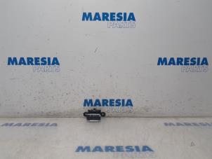 Usagé Commutateur frein à main Citroen C4 Picasso (3D/3E) 1.6 e-Hdi, BlueHDi 115 Prix € 20,00 Règlement à la marge proposé par Maresia Parts