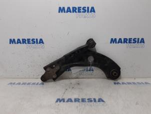 Usagé Bras de suspension bas avant droit Citroen C4 Picasso (3D/3E) 1.6 e-Hdi, BlueHDi 115 Prix € 30,00 Règlement à la marge proposé par Maresia Parts