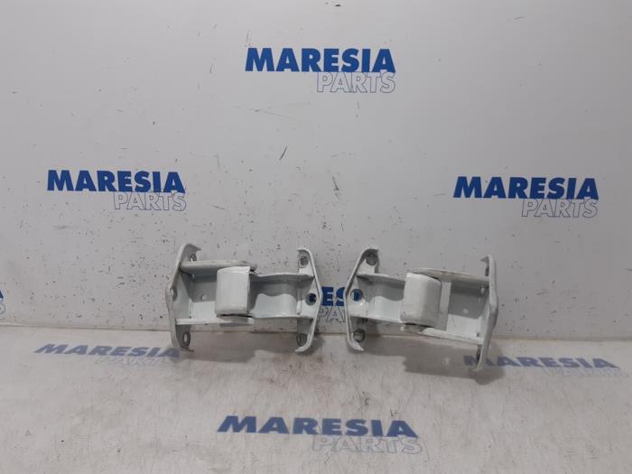 Set of hinges from a Opel Vivaro 1.6 CDTI 90 2016