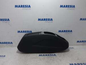 Używane Konsole srodkowe Citroen C4 Picasso (3D/3E) 1.6 e-Hdi, BlueHDi 115 Cena € 105,00 Procedura marży oferowane przez Maresia Parts