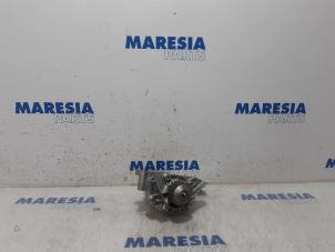 Usados Bomba de agua Peugeot 307 CC (3B) 2.0 16V Precio € 75,00 Norma de margen ofrecido por Maresia Parts