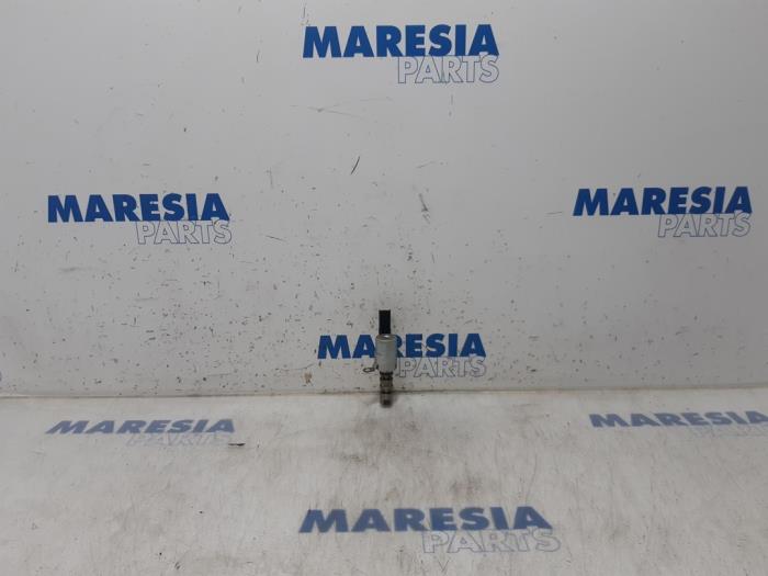 Begagnade Kamaxelsensor Peugeot 307 CC (3B) 2.0 16V Pris € 50,00 Marginaltabell erbjuds av Maresia Parts