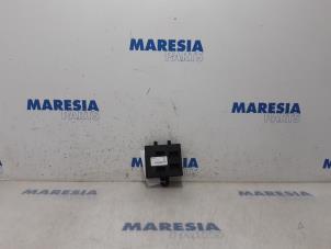 Used Central door locking module Renault Clio IV (5R) 1.2 TCE 16V GT EDC Price € 105,00 Margin scheme offered by Maresia Parts
