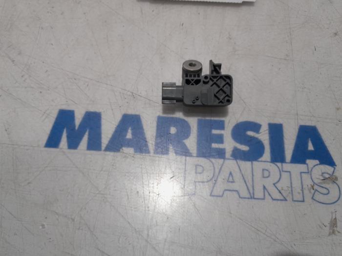 Begagnade Airbagsensor Renault Clio IV (5R) 1.2 TCE 16V GT EDC Pris € 20,00 Marginaltabell erbjuds av Maresia Parts