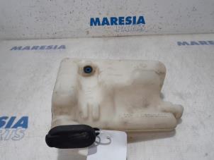 Used Front windscreen washer reservoir Renault Twingo (C06) 1.2 Price € 15,00 Margin scheme offered by Maresia Parts
