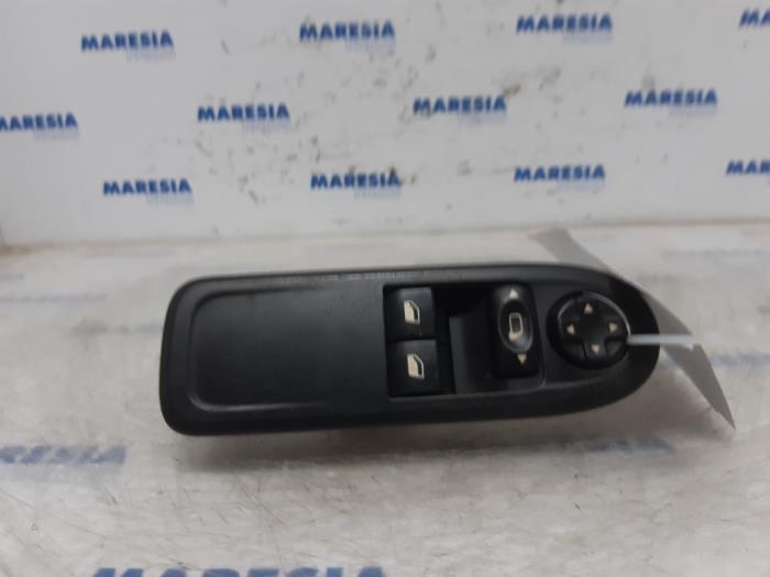 Usados Interruptor combinado de ventanillas Peugeot 308 SW (4E/H) 1.4 VTI 16V Precio € 30,00 Norma de margen ofrecido por Maresia Parts
