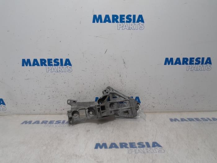 Usagé Support dynamo haut Renault Clio IV (5R) 1.5 dCi 90 FAP Prix € 50,00 Règlement à la marge proposé par Maresia Parts