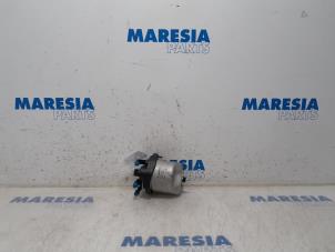 Used Fuel filter housing Peugeot 3008 I (0U/HU) 1.6 HDiF 16V Price € 50,00 Margin scheme offered by Maresia Parts