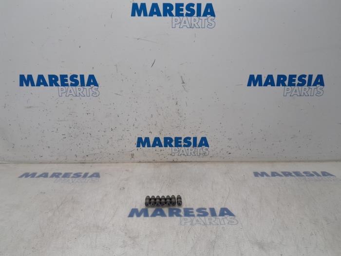 Gebrauchte Ventilstößel Peugeot 3008 I (0U/HU) 1.6 HDiF 16V Preis € 15,00 Margenregelung angeboten von Maresia Parts