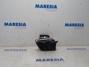 Usados Rejilla de aire de salpicadero Citroen C4 Picasso (3D/3E) 1.6 BlueHDI 115 Precio € 65,00 Norma de margen ofrecido por Maresia Parts