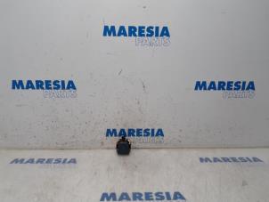 Używane Czujnik deszczu Citroen C4 Picasso (3D/3E) 1.6 BlueHDI 115 Cena € 20,00 Procedura marży oferowane przez Maresia Parts