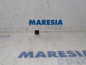 Używane Przelacznik pokrywy bagaznika Citroen C4 Picasso (3D/3E) 1.6 BlueHDI 115 Cena € 25,00 Procedura marży oferowane przez Maresia Parts