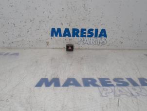 Używane Przelacznik swiatel awaryjnych Citroen C4 Picasso (3D/3E) 1.6 BlueHDI 115 Cena € 20,00 Procedura marży oferowane przez Maresia Parts