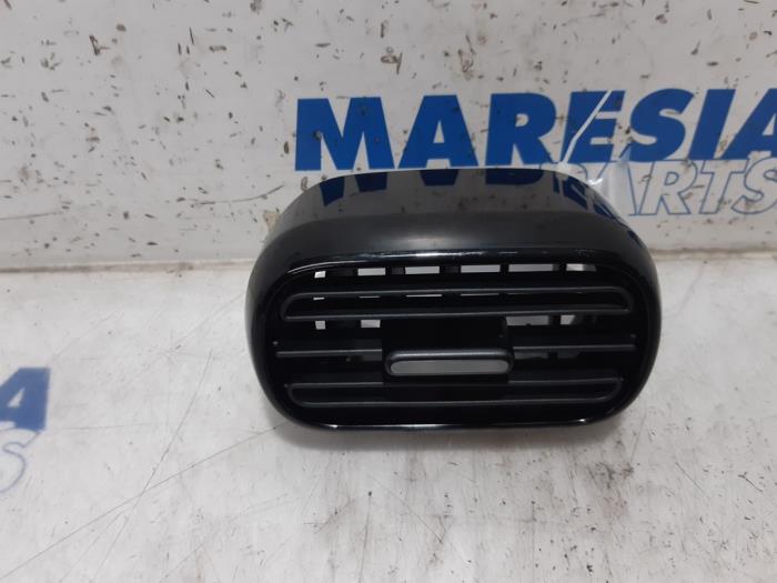 Dashboard vent from a Citroën C4 Cactus (0B/0P) 1.6 Blue Hdi 100 2014