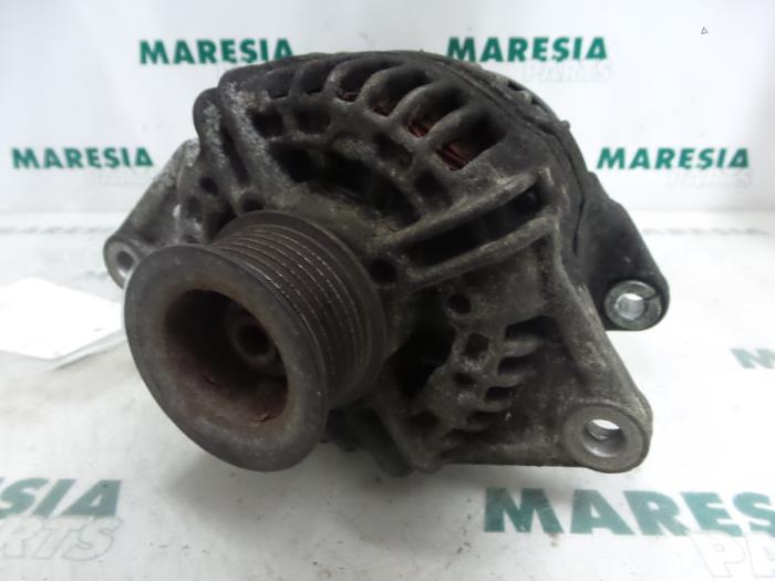 Usagé Dynamo Iveco New Daily IV 29L12V, 29L12V/P Prix € 190,58 Prix TTC proposé par Maresia Parts