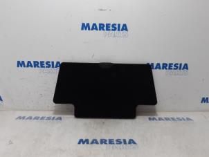 Używane Wykladzina podlogowa Citroen C4 Picasso (3D/3E) 1.6 BlueHDI 115 Cena € 50,00 Procedura marży oferowane przez Maresia Parts