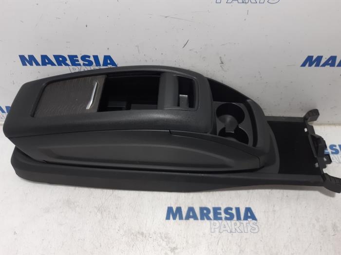 Middle console from a Citroën C4 Picasso (3D/3E) 1.6 BlueHDI 115 2017