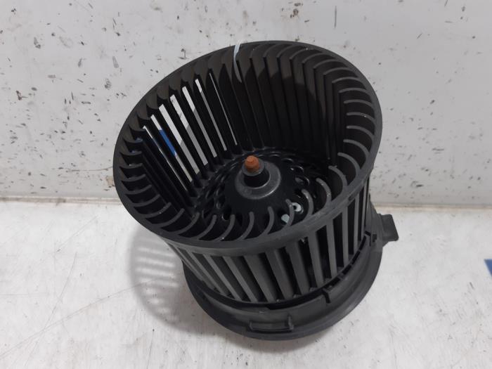 Heating and ventilation fan motor from a Citroën C4 Berline (NC) 1.6 16V VTi 2011