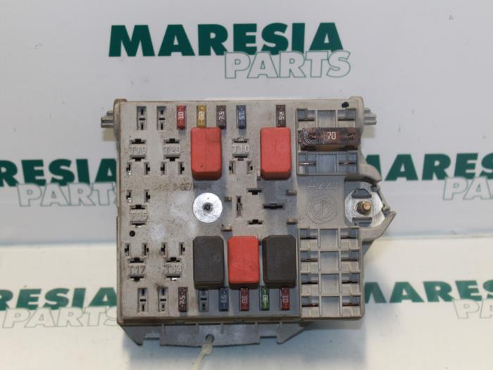 Fuse box from a Fiat Punto II (188) 1.2 60 S 5-Drs. 2000