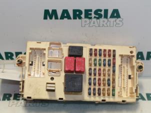 Usagé Porte fusible Lancia Thesis (841) 2.4 JTD 20V Autom. Prix € 60,00 Règlement à la marge proposé par Maresia Parts