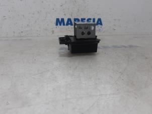 Used Cooling fan resistor Renault Clio V (RJAB) 1.0 TCe 100 12V Price € 35,00 Margin scheme offered by Maresia Parts
