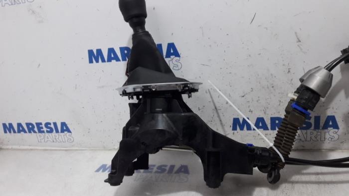 Gear stick from a Renault Clio V (RJAB) 1.0 TCe 100 12V 2019