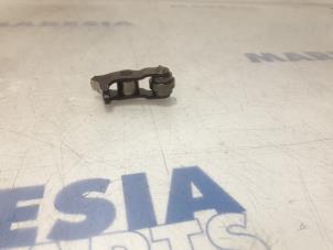Used Rocker arm Peugeot 207 CC (WB) 1.6 16V Price € 50,00 Margin scheme offered by Maresia Parts
