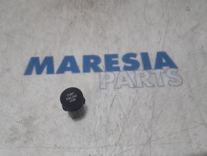 Used Start/stop switch Renault Clio V (RJAB) 1.0 TCe 100 12V Price € 9,99 Margin scheme offered by Maresia Parts