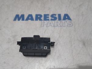 Używane Przelacznik reflektora LHV Renault Clio V (RJAB) 1.0 TCe 100 12V Cena € 35,00 Procedura marży oferowane przez Maresia Parts