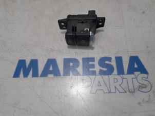 Used Parking brake switch Renault Clio V (RJAB) 1.0 TCe 100 12V Price € 45,00 Margin scheme offered by Maresia Parts
