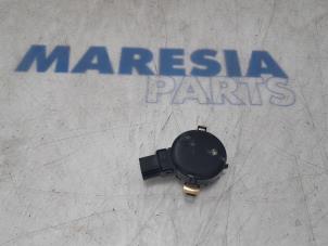 Usados Sensor de lluvia Renault Clio V (RJAB) 1.0 TCe 100 12V Precio € 45,00 Norma de margen ofrecido por Maresia Parts