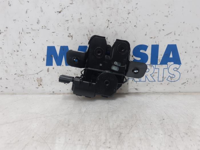 Tailgate lock mechanism from a Renault Clio V (RJAB) 1.0 TCe 100 12V 2019