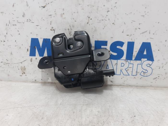 Tailgate lock mechanism from a Renault Clio V (RJAB) 1.0 TCe 100 12V 2019