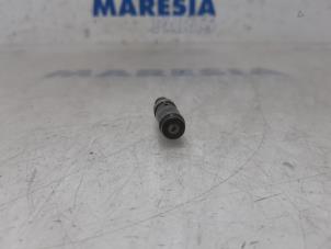 Ventilstößel van een Citroën C3 (SC) 1.4 16V VTi 2011