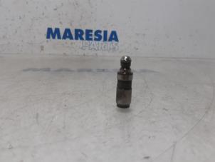 Ventilstößel van een Citroën C3 (SC) 1.4 16V VTi 2011