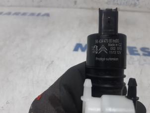 Used Windscreen washer pump Peugeot 3008 I (0U/HU) 1.6 HDiF 16V Price € 10,00 Margin scheme offered by Maresia Parts