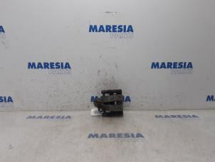 Używane Zacisk hamulcowy lewy tyl Fiat 500 (312) 1.4 16V Cena € 30,00 Procedura marży oferowane przez Maresia Parts