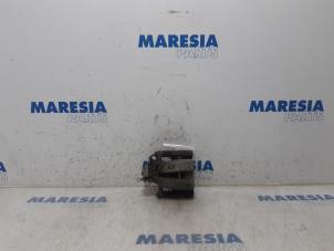 Używane Zacisk hamulcowy prawy tyl Fiat 500 (312) 1.4 16V Cena € 30,00 Procedura marży oferowane przez Maresia Parts