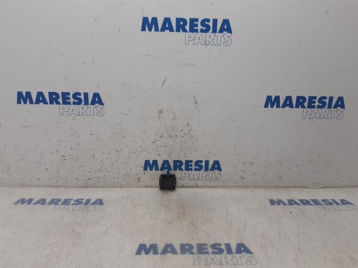 Używane Antena GPS Peugeot 508 (8D) 2.2 HDiF 16V GT Cena € 20,00 Procedura marży oferowane przez Maresia Parts