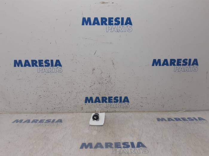 Usagé Commande start/stop Peugeot 508 (8D) 2.2 HDiF 16V GT Prix € 10,00 Règlement à la marge proposé par Maresia Parts