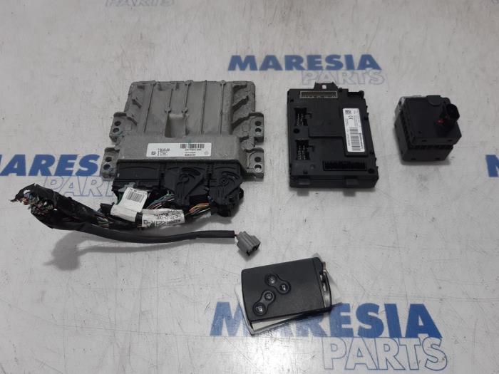 Used Engine management computer Renault Clio IV (5R) 1.6 Turbo 16V RS 200 EDC Price € 210,00 Margin scheme offered by Maresia Parts