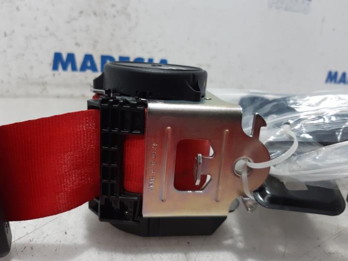 Rear seatbelt, left from a Renault Clio IV (5R) 1.6 Turbo 16V RS 200 EDC 2014